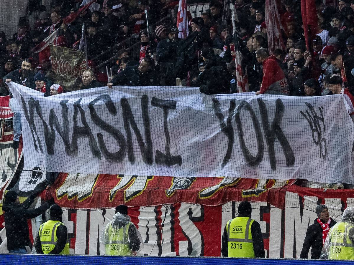 Die Fans des 1. FC Köln positionieren sich mit einem Plakat gegen Trainer Lukas Kwasniok.