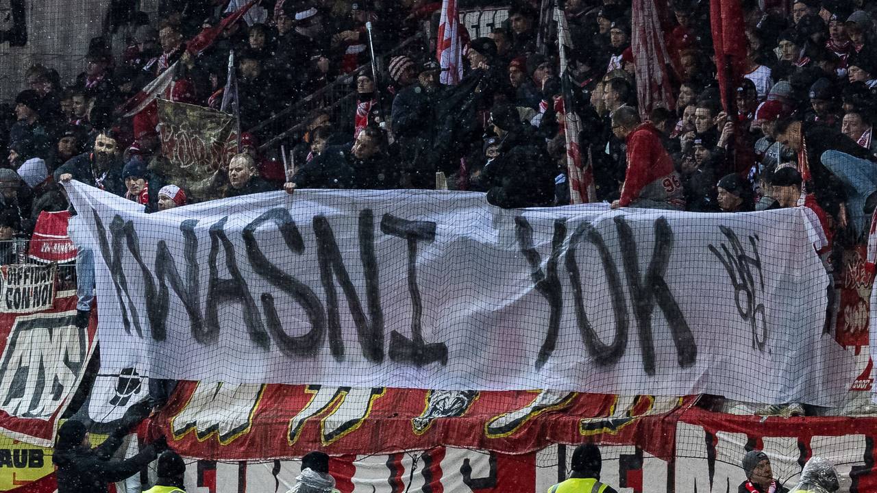 Die Fans des 1. FC Köln positionieren sich mit einem Plakat gegen Trainer Lukas Kwasniok.