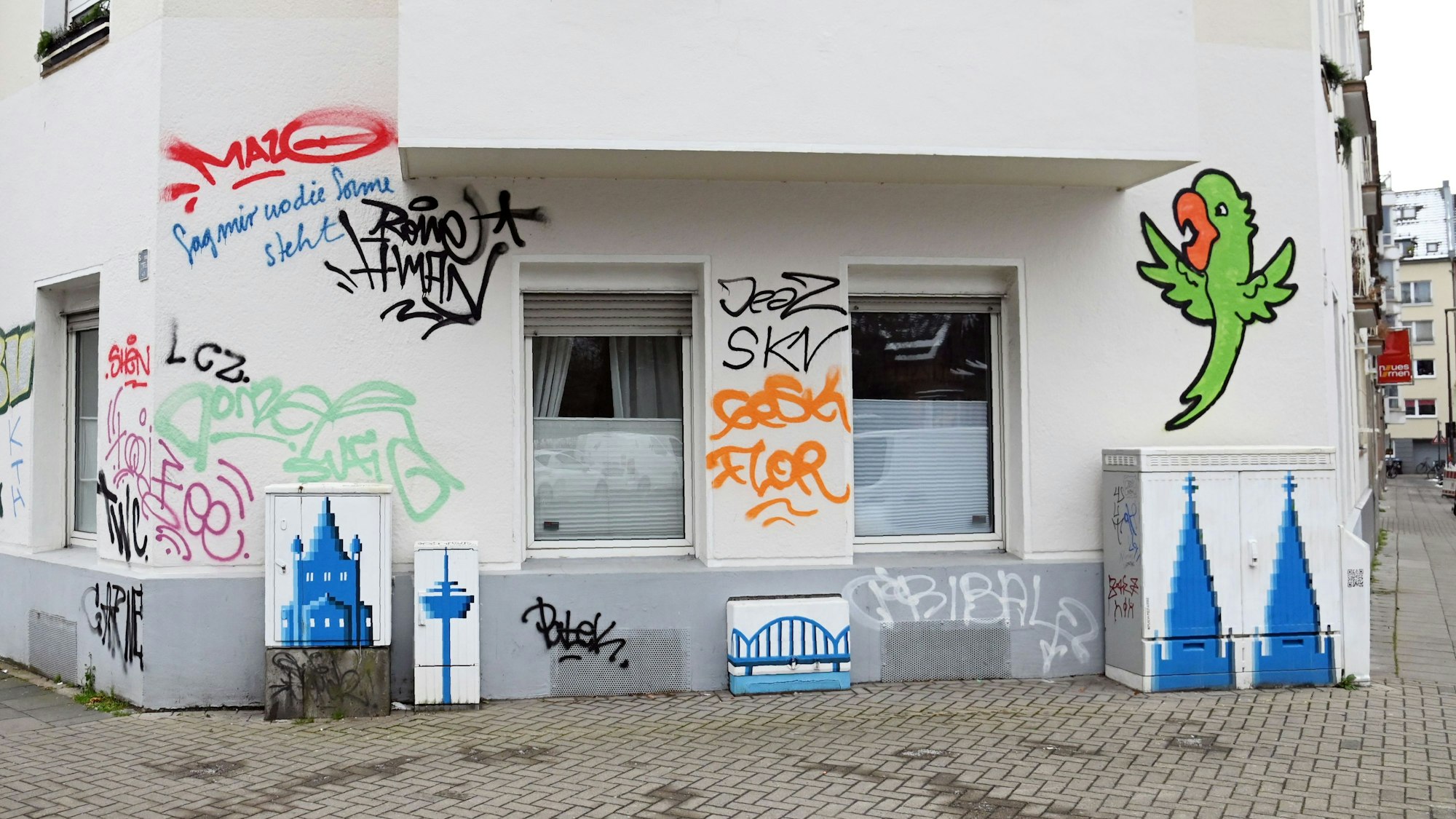 Auch an dieser Hauswand in der Herwarthstraße befindet sich ein grüner Papagei.