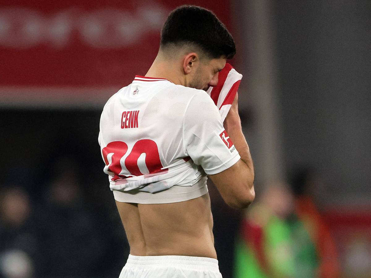 Cenk Özkacar vergräbt sein Gesicht in seinem Trikot.