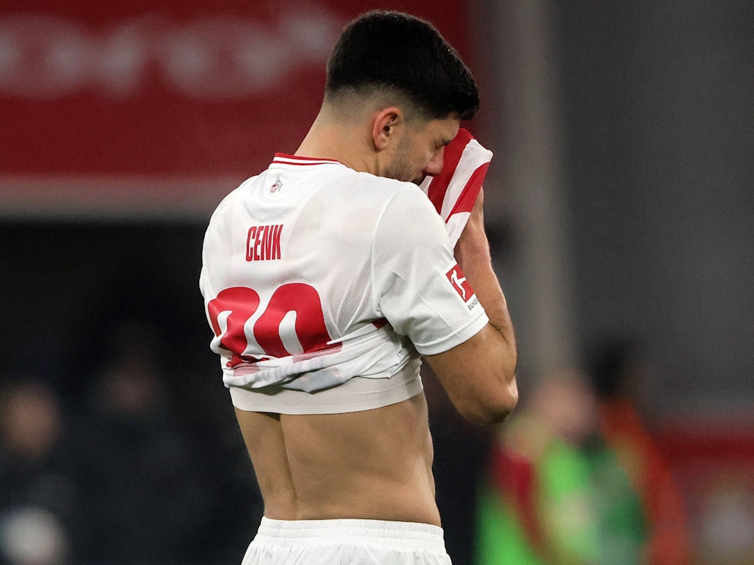 Cenk Özkacar vergräbt sein Gesicht in seinem Trikot.