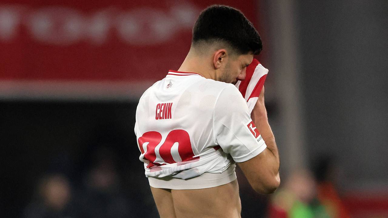 Cenk Özkacar vergräbt sein Gesicht in seinem Trikot.