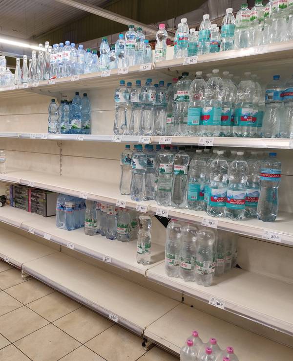 Die Regale mit Wasserflaschen sind in einem lokalen Supermarkt in Dnipro am 8. Januar 2026 fast leer. Nach einem massiven russischen Drohnenangriff auf die Energieinfrastruktur hatten mehr als eine Million Menschen kein Wasser und keine Heizung.