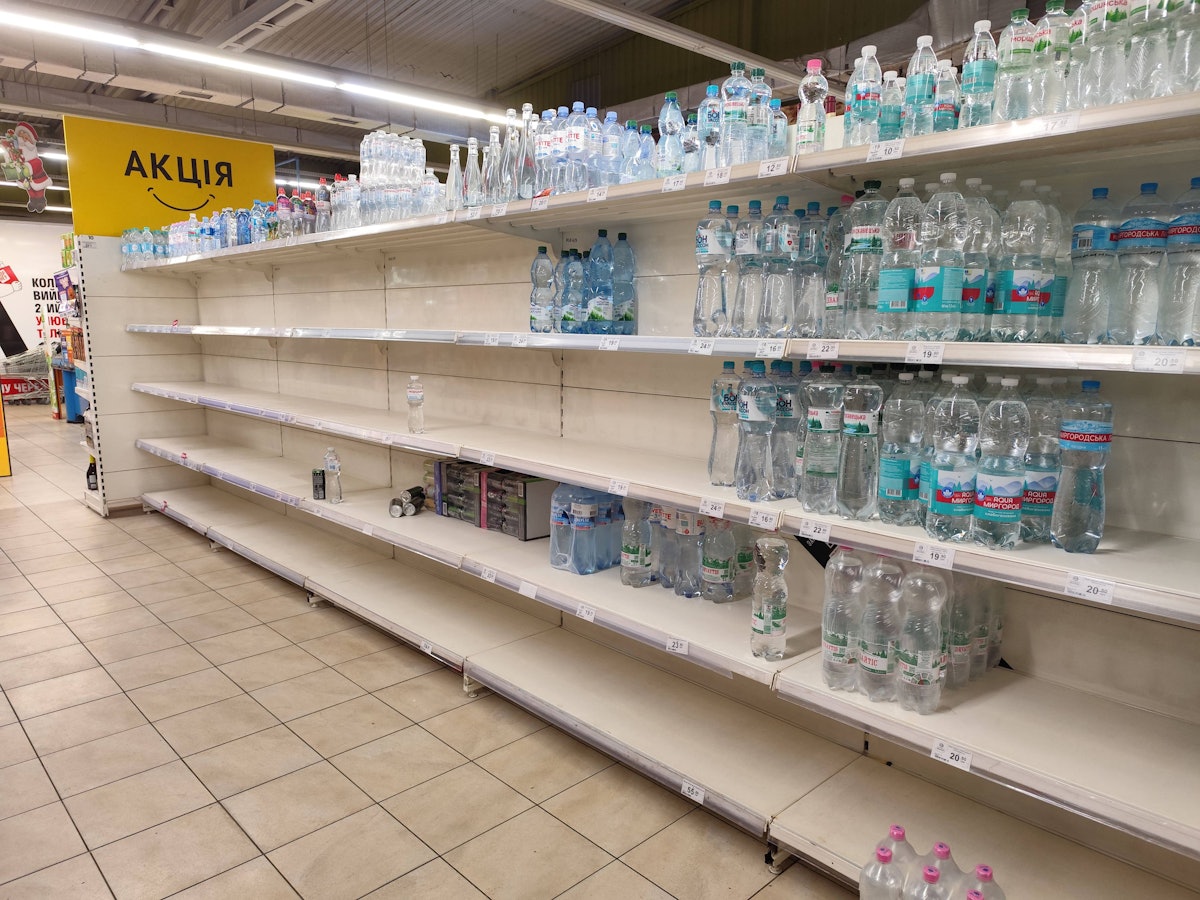 Die Regale mit Wasserflaschen sind in einem lokalen Supermarkt in Dnipro am 8. Januar 2026 fast leer. Nach einem massiven russischen Drohnenangriff auf die Energieinfrastruktur hatten mehr als eine Million Menschen kein Wasser und keine Heizung.
