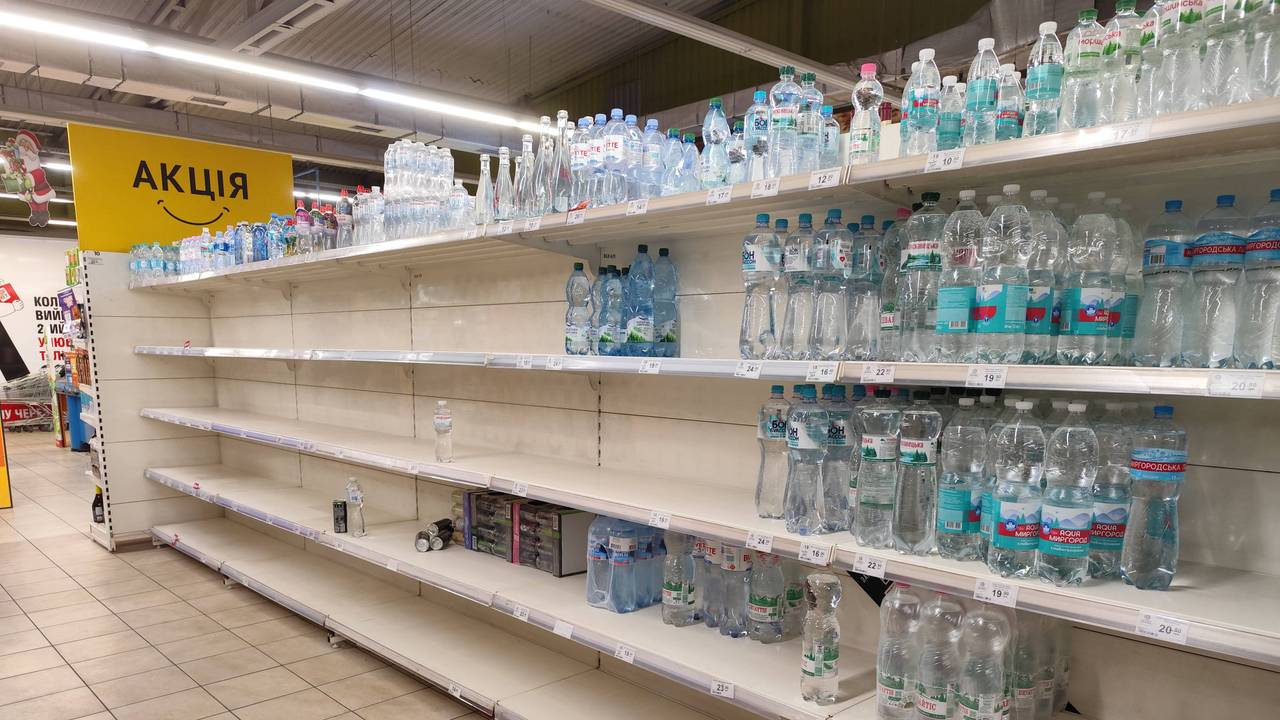 Die Regale mit Wasserflaschen sind in einem lokalen Supermarkt in Dnipro am 8. Januar 2026 fast leer. Nach einem massiven russischen Drohnenangriff auf die Energieinfrastruktur hatten mehr als eine Million Menschen kein Wasser und keine Heizung.