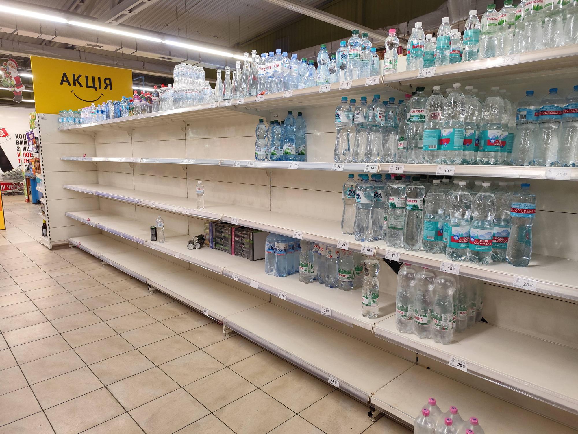 Die Regale mit Wasserflaschen sind in einem lokalen Supermarkt in Dnipro am 8. Januar 2026 fast leer. Nach einem massiven russischen Drohnenangriff auf die Energieinfrastruktur hatten mehr als eine Million Menschen kein Wasser und keine Heizung.