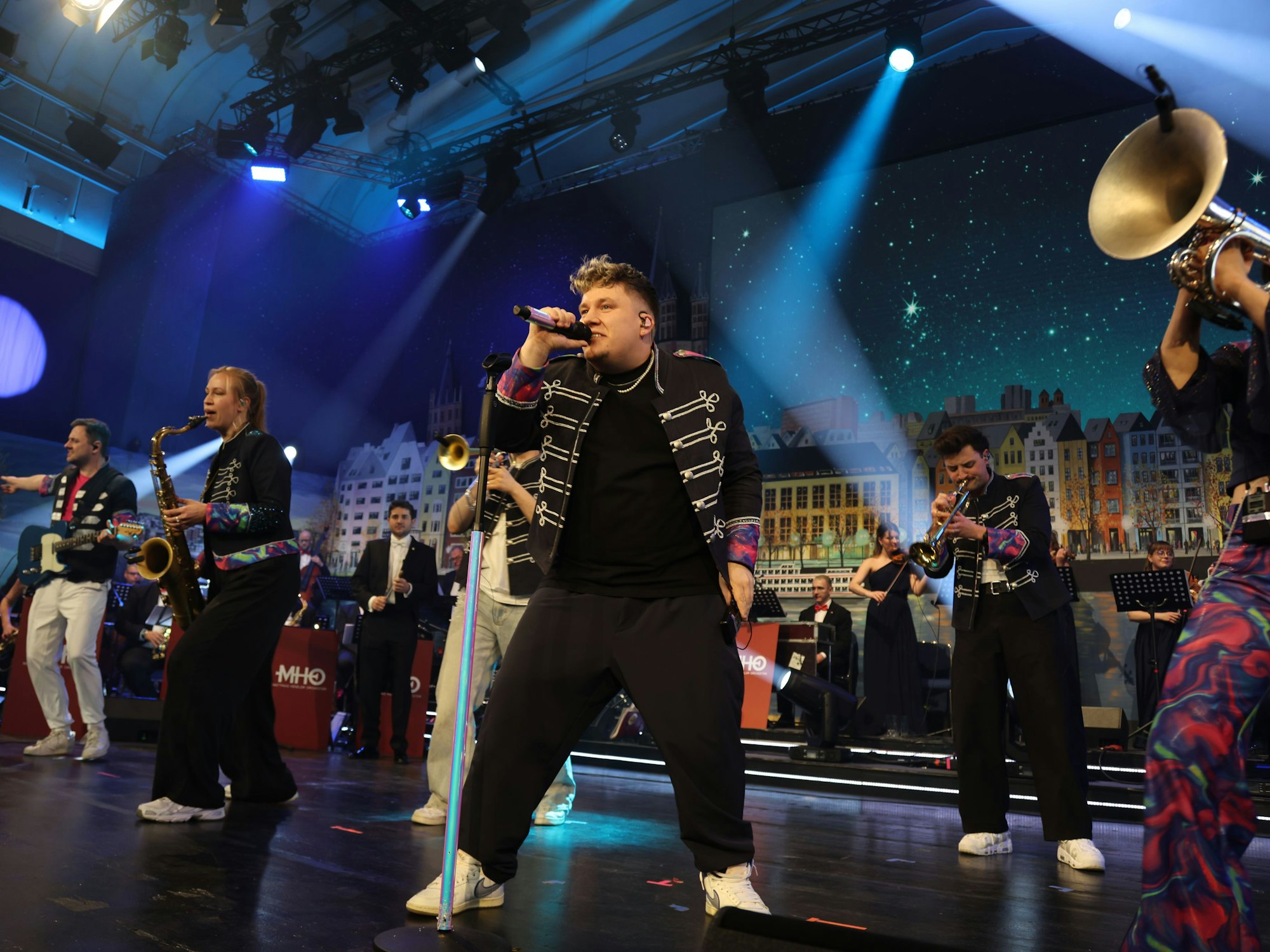 Florian Hertel von der Band Druckluft auf der Bühne.