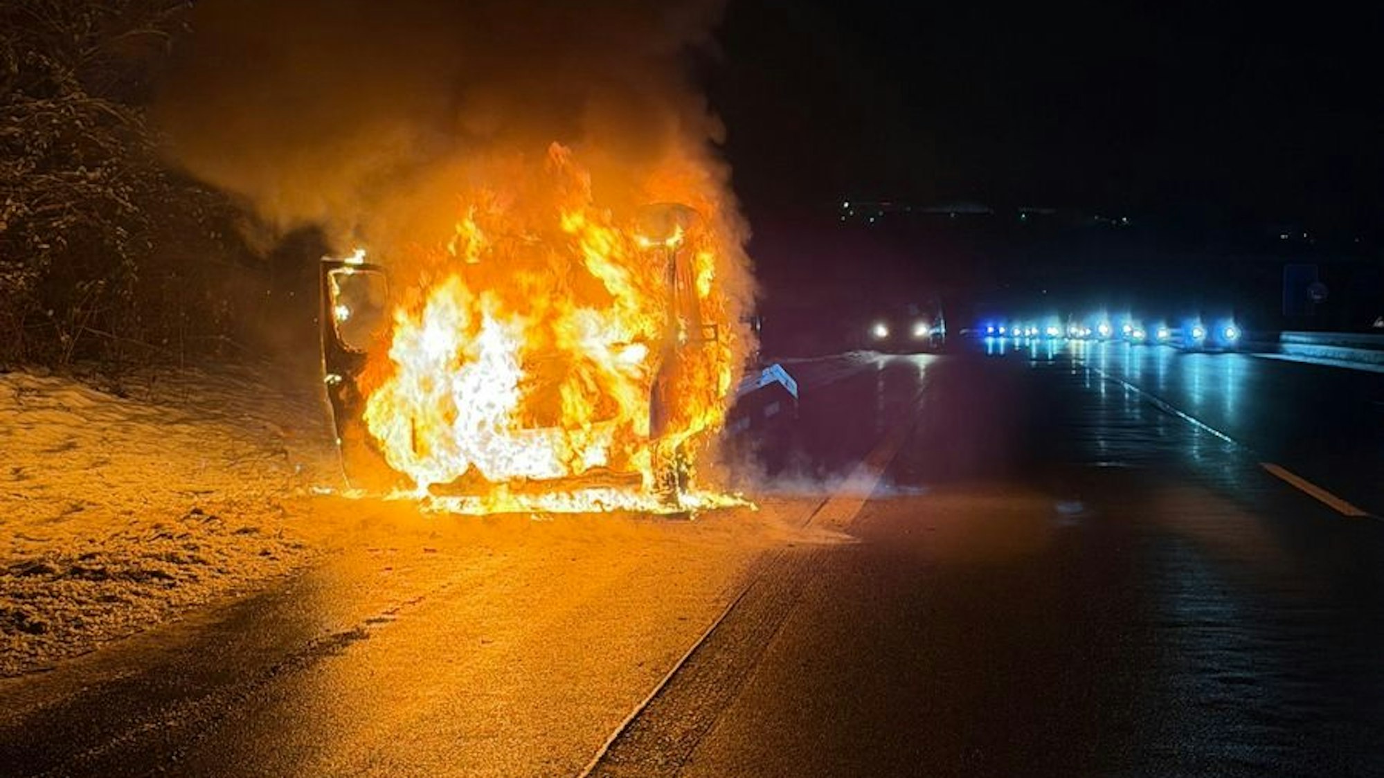 Feuerwehreinsatz bei einem brennenden Autotransporter auf der Autobahn A1.