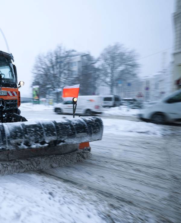 Ein Räum-und Streufahrzeug der Stadtreinigung Hamburg schiebt Schnee von einer Straße am Hauptbahnhof. Das Schneetief zieht nun Richtung Süden.