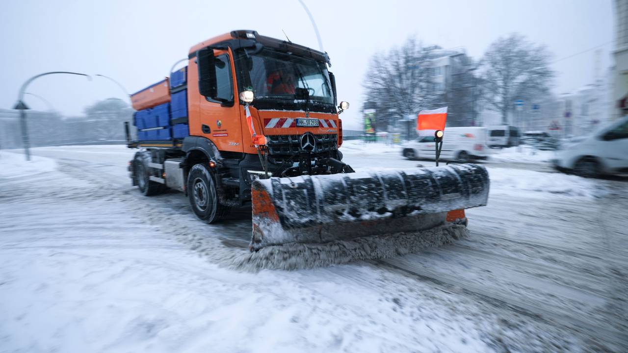 Ein Räum-und Streufahrzeug der Stadtreinigung Hamburg schiebt Schnee von einer Straße am Hauptbahnhof. Das Schneetief zieht nun Richtung Süden.