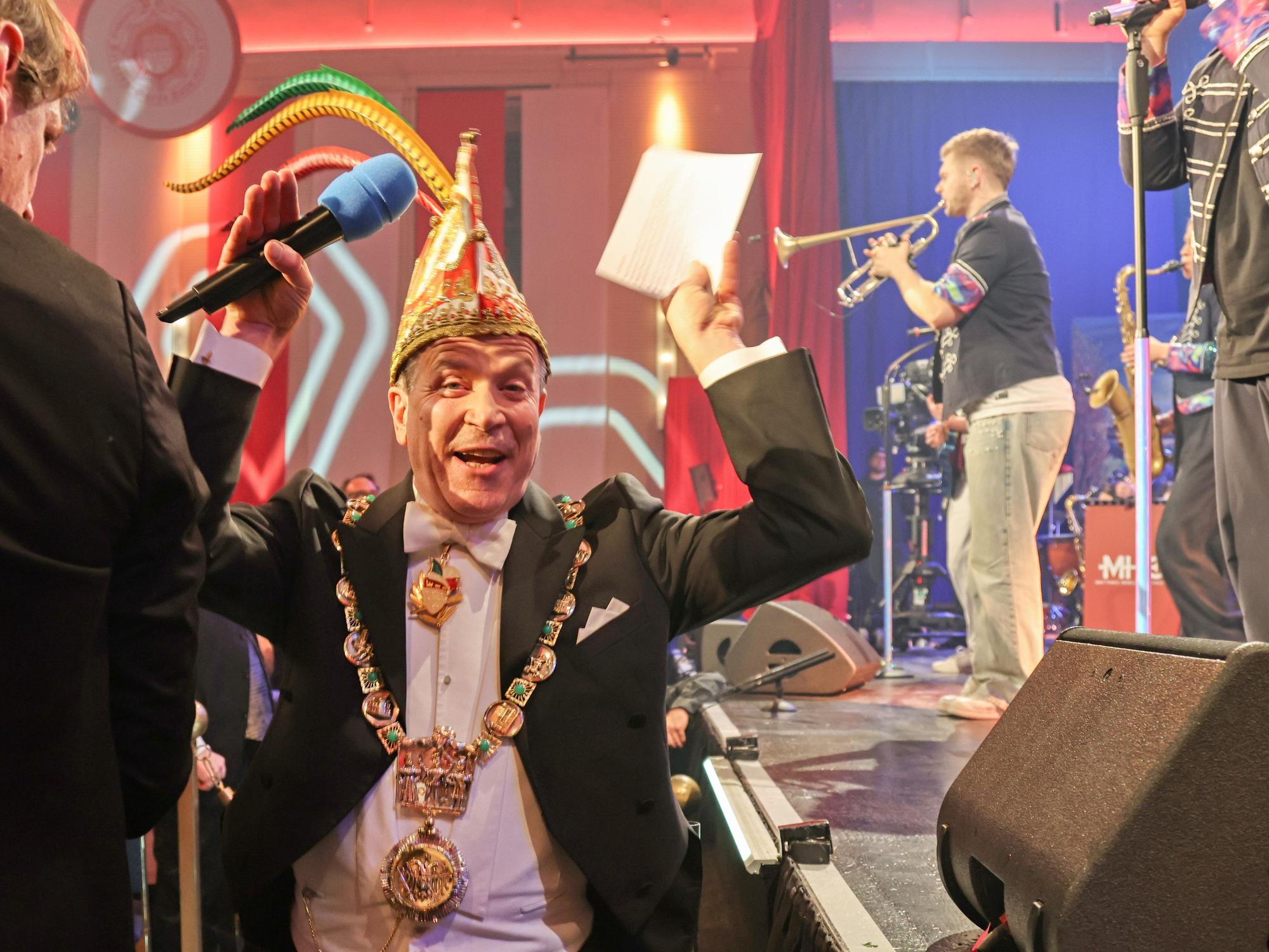 Christoph Kuckelkorn tanzt beim Auftritt von Druckluft.