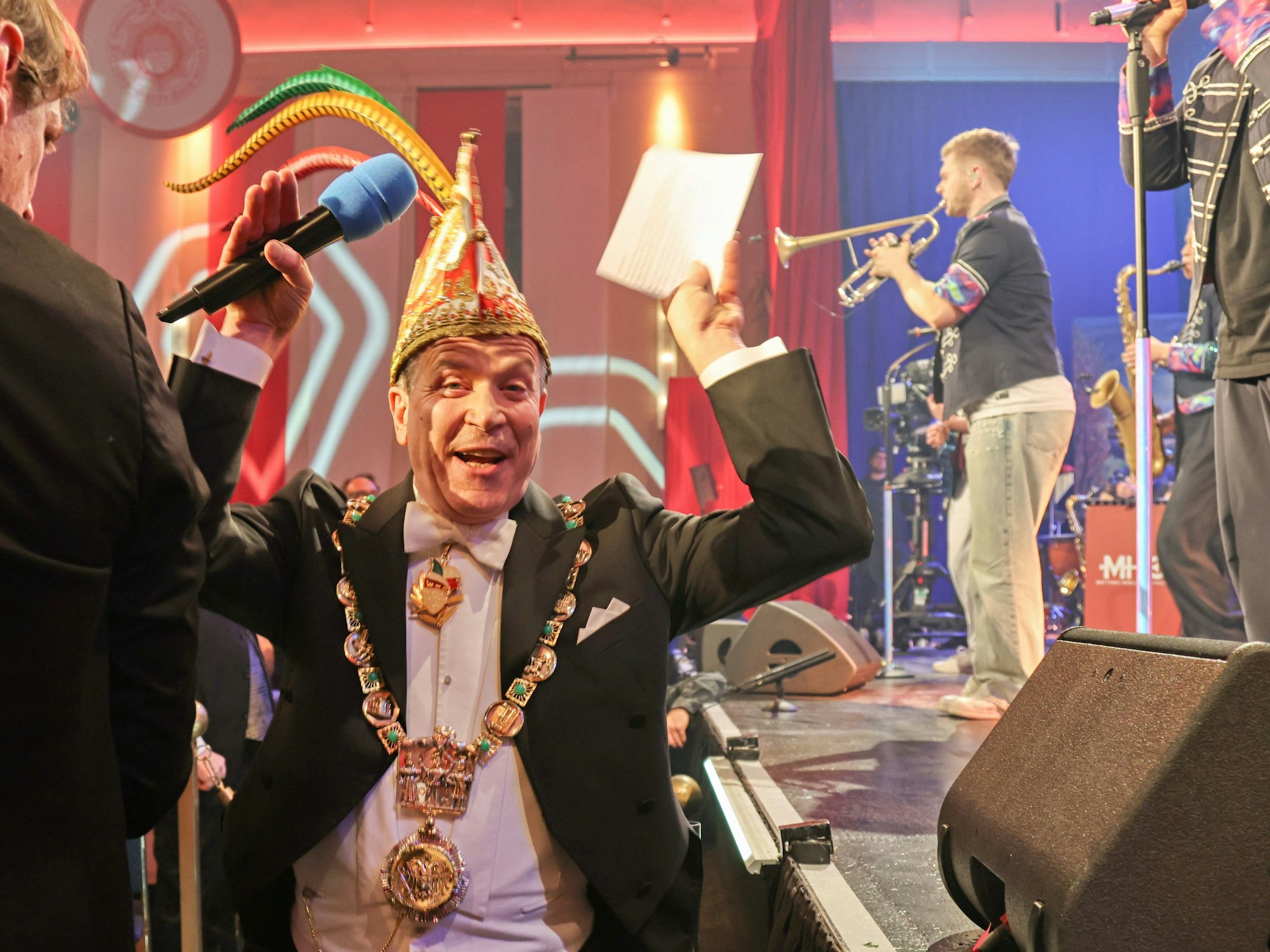 Christoph Kuckelkorn tanzt beim Auftritt von Druckluft.