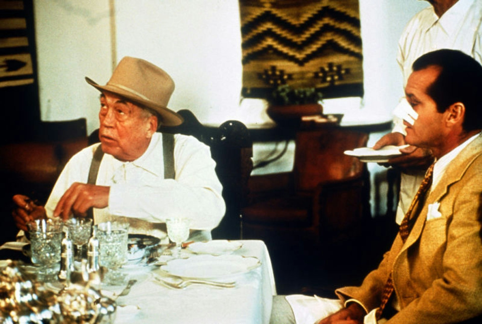 John Huston (links) schlüpfte in „Chinatown“ in die Rolle des finsteren Bösewichts Noah Cross. (Bild: Paramount Pictures)