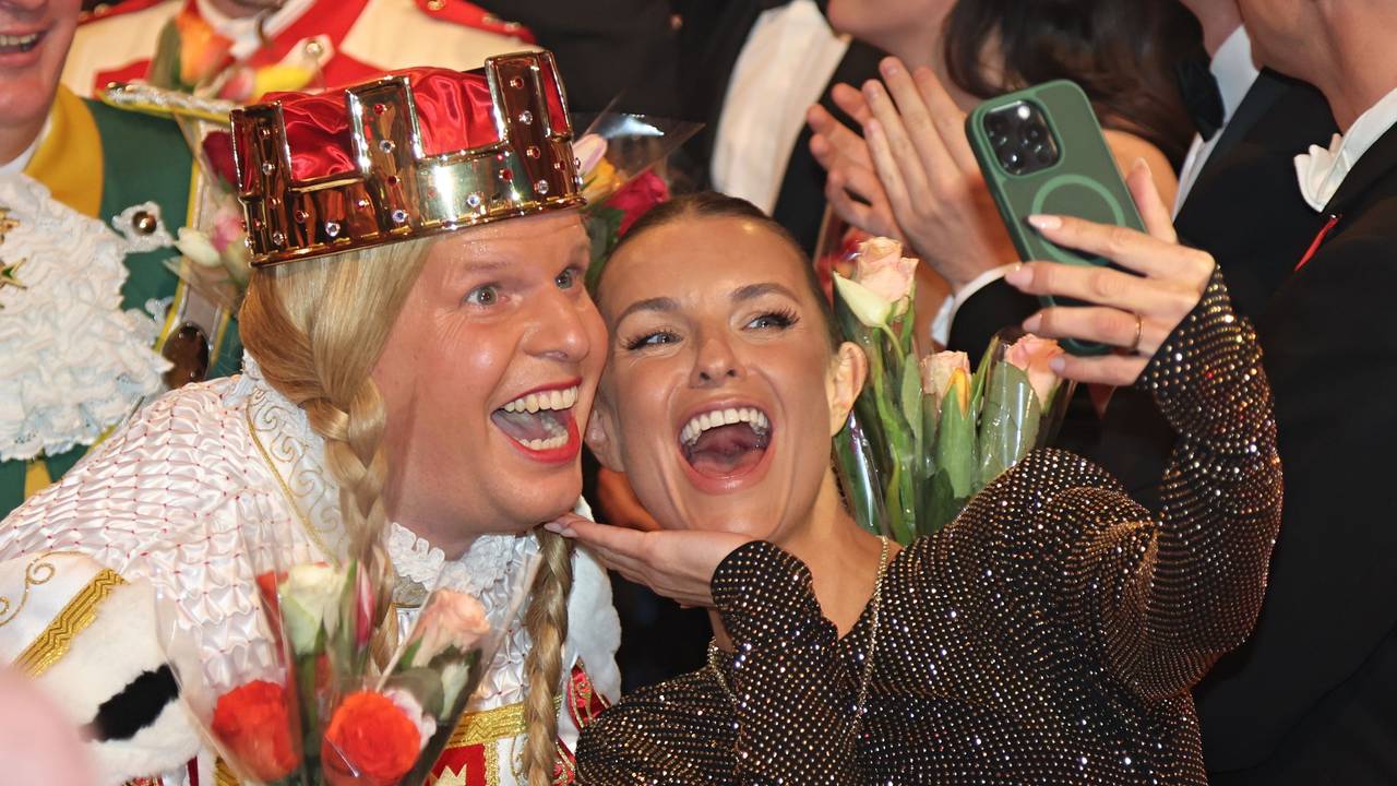 Laura Wontorra macht ein Selfie mit Jungfrau Aenne.