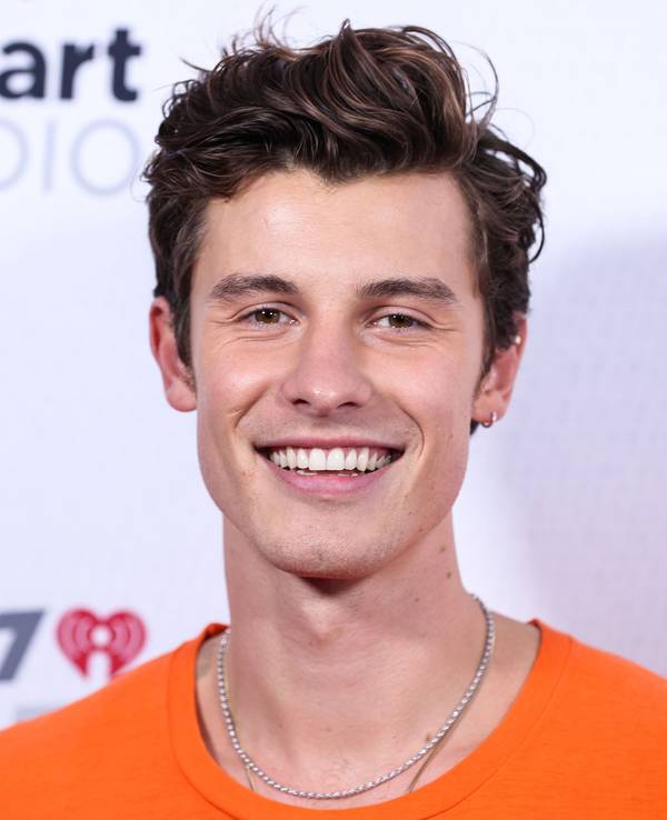 Shawn Mendes lächelt.
