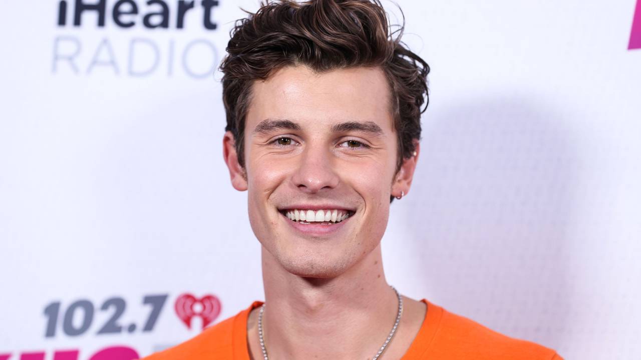 Shawn Mendes lächelt.