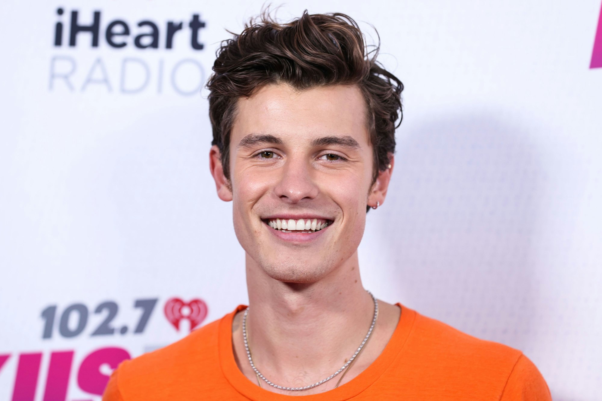 Shawn Mendes lächelt.
