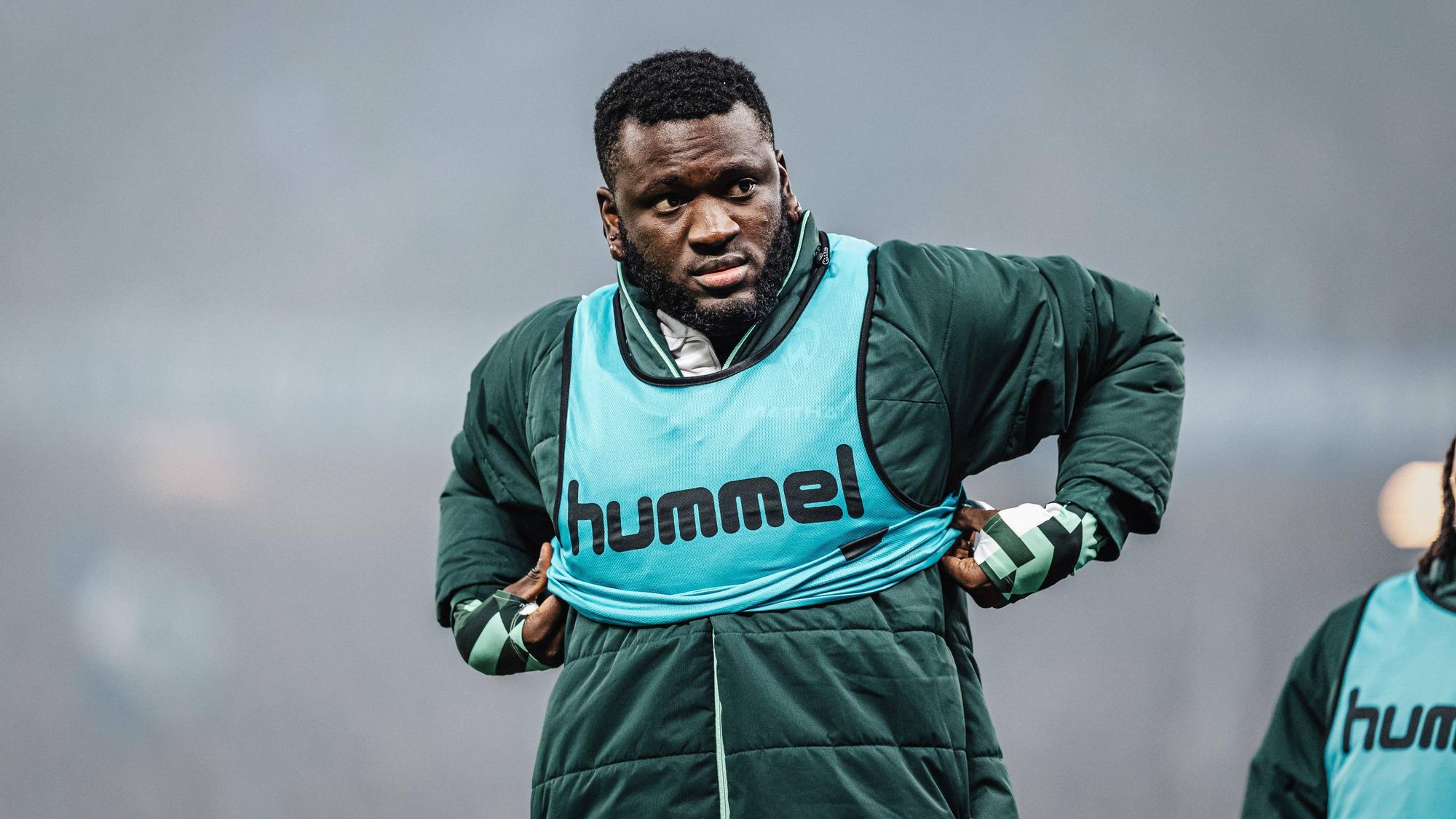 Victor Boniface schaut unglücklich in Richtung Spielfeld.