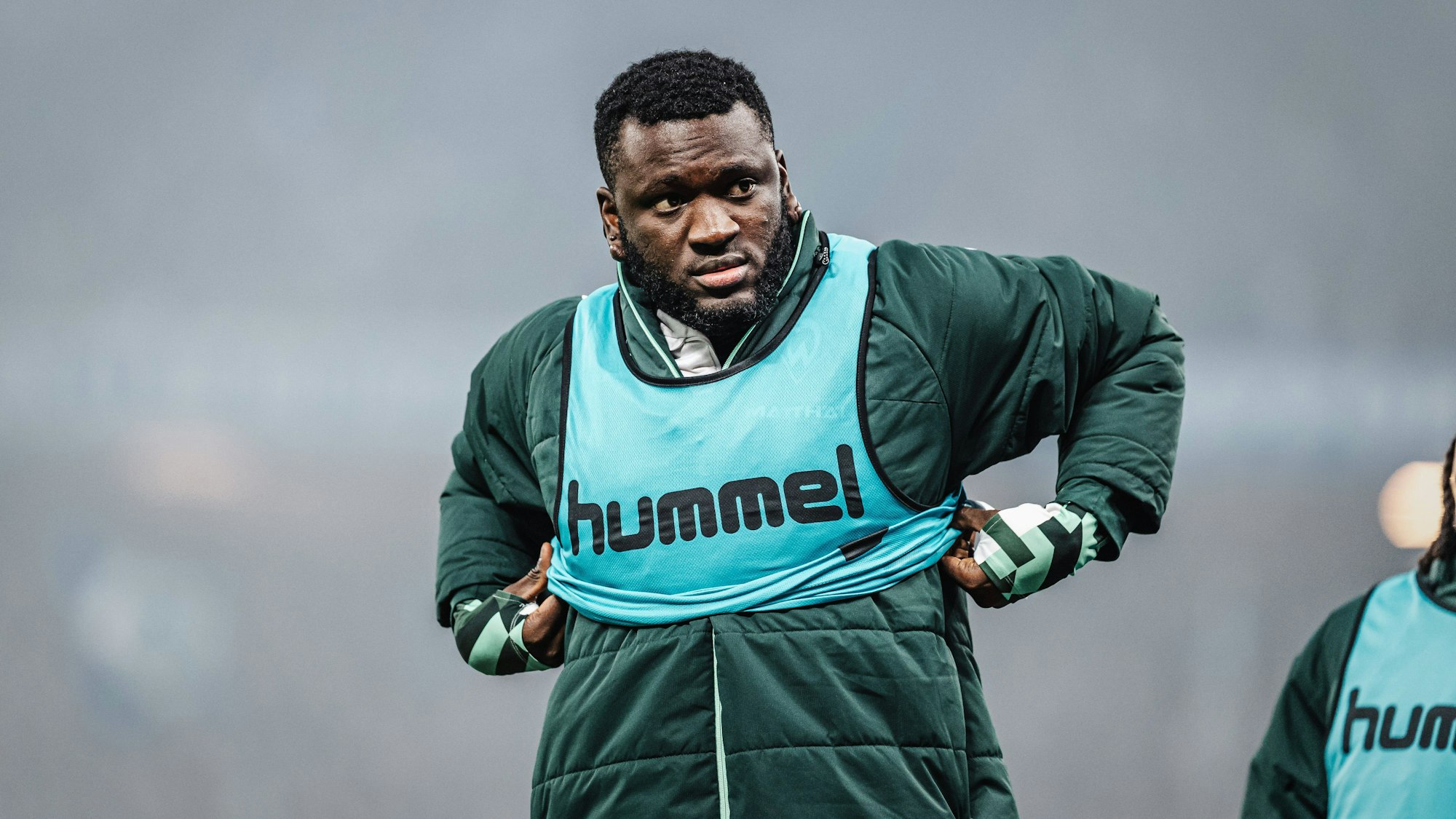 Victor Boniface schaut unglücklich in Richtung Spielfeld.