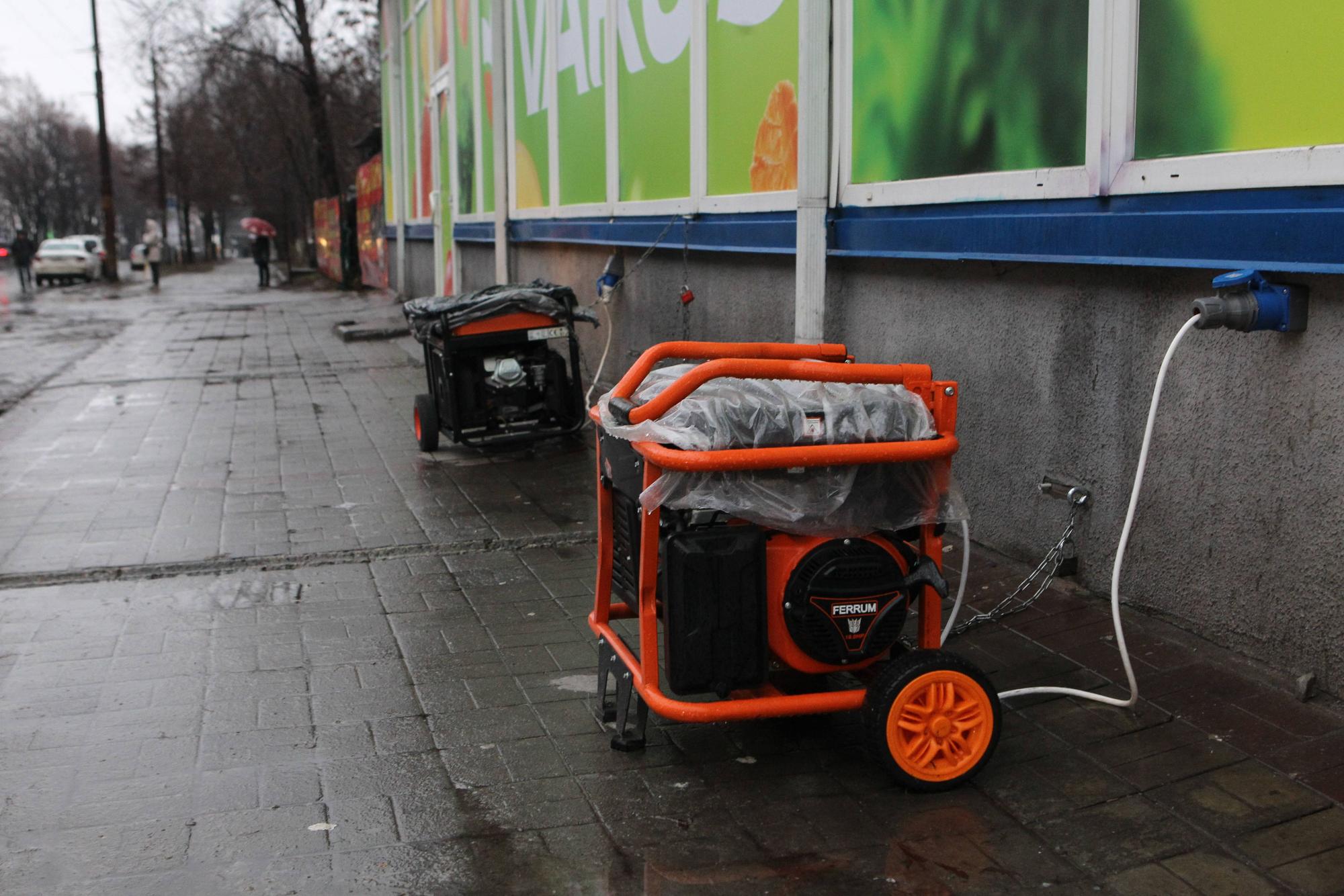 Blick auf Stromgeneratoren in einer Straße in Dnipro am 8. Januar: Viele Menschen haben sich bereits solche Generatoren angeschafft, um auf Stromausfälle vorbereitet zu sein.