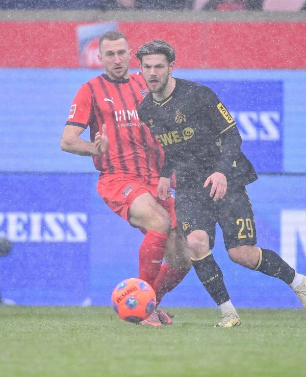 Kampf um den Ball zwischen Jan Thielmann und Jonas Föhrenbach