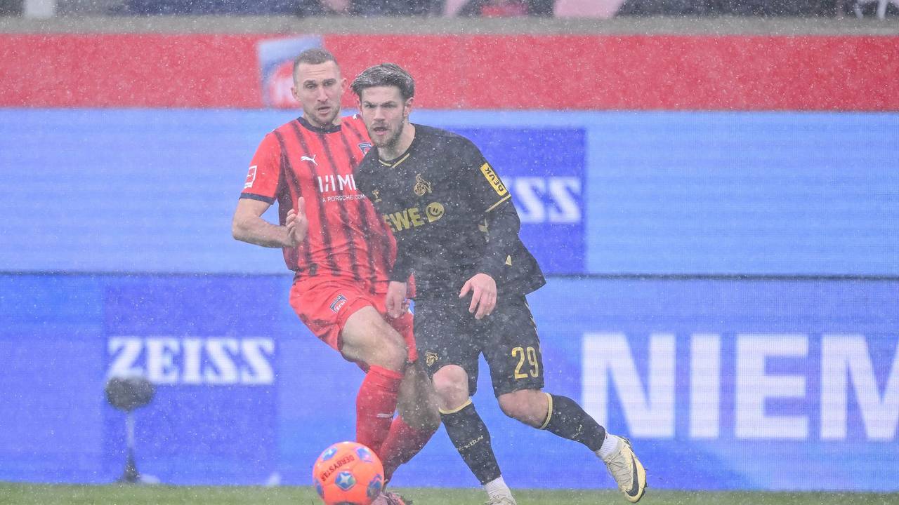 Kampf um den Ball zwischen Jan Thielmann und Jonas Föhrenbach