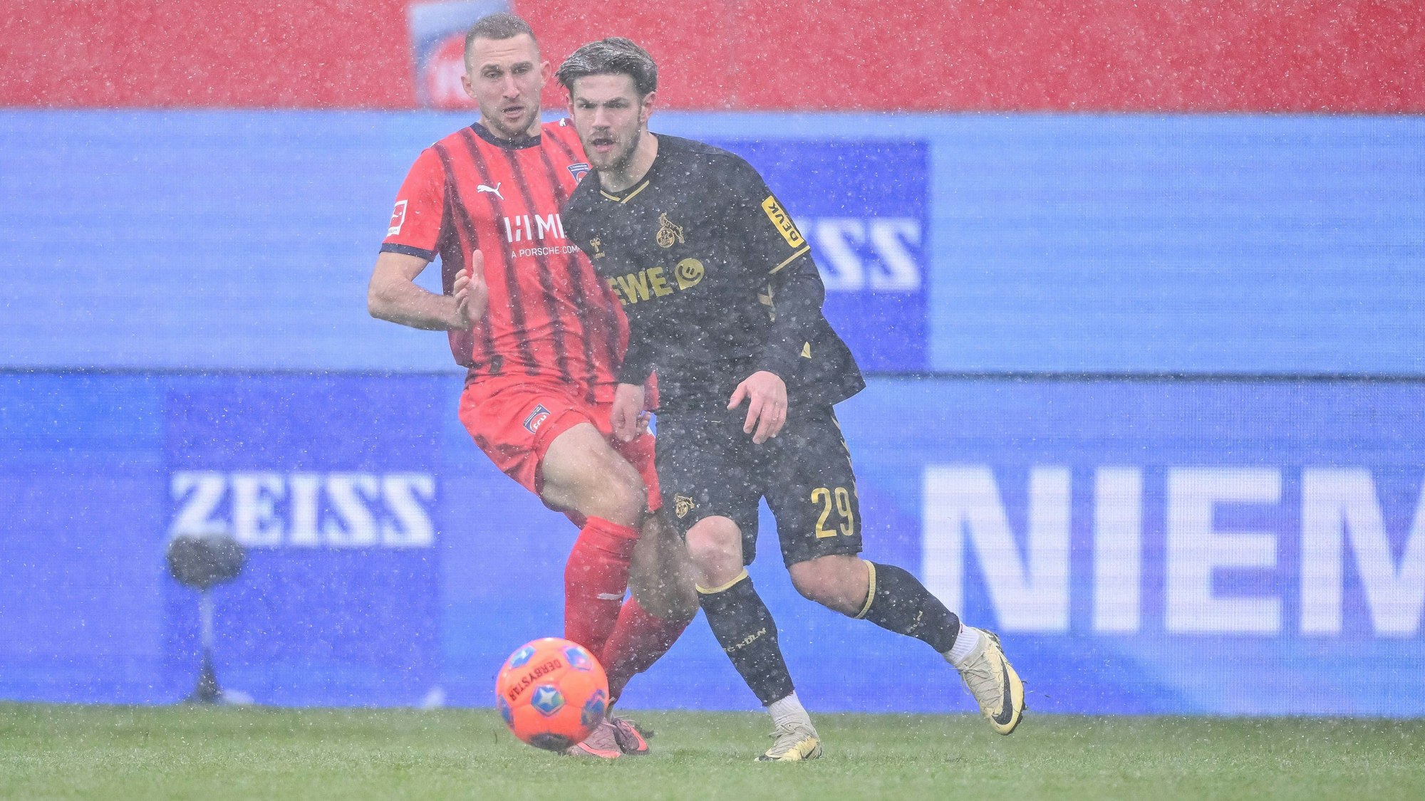 Kampf um den Ball zwischen Jan Thielmann und Jonas Föhrenbach