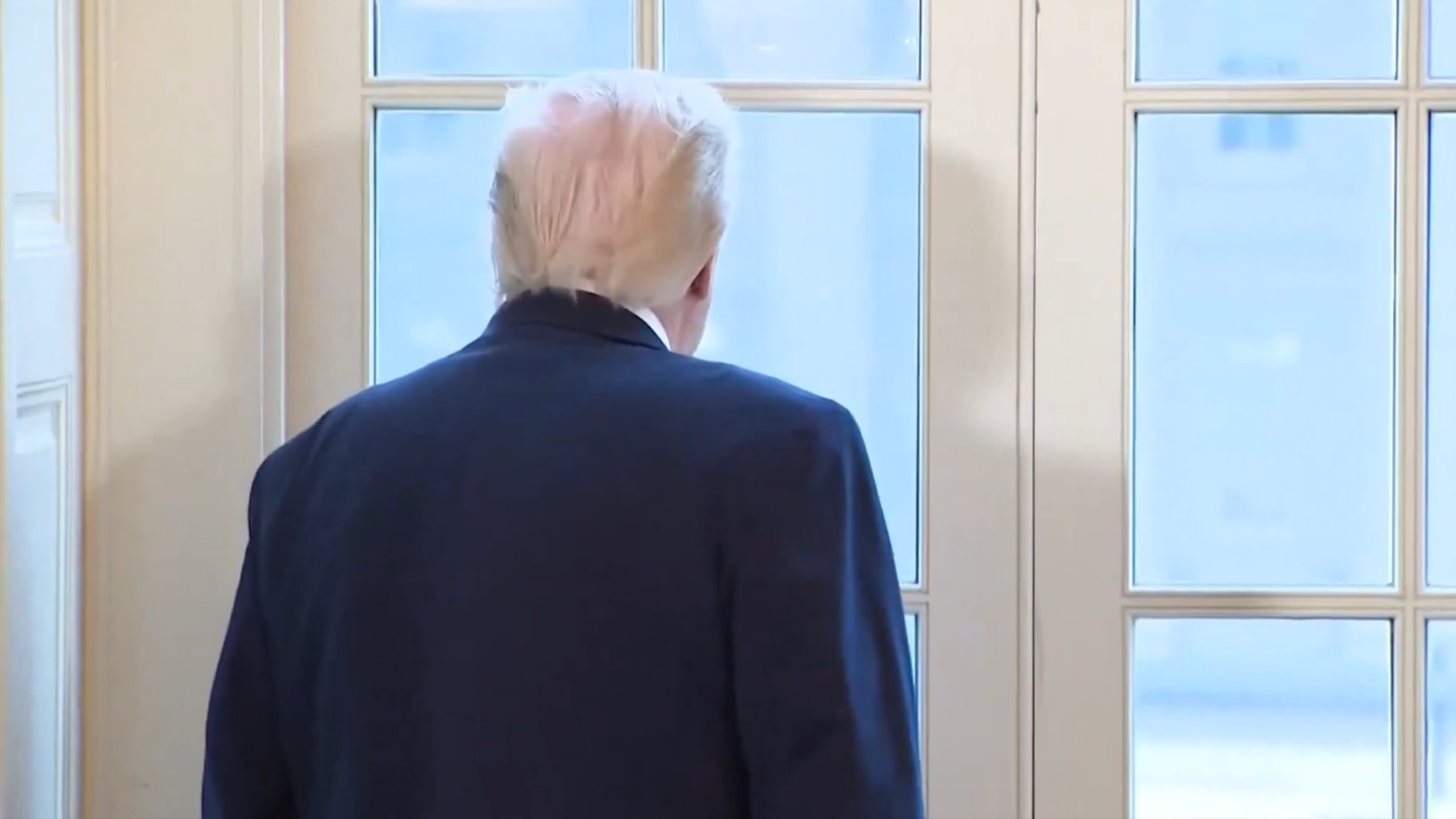 Donald Trump lässt sich während eines Meetings ablenken und tritt ans Fenster.