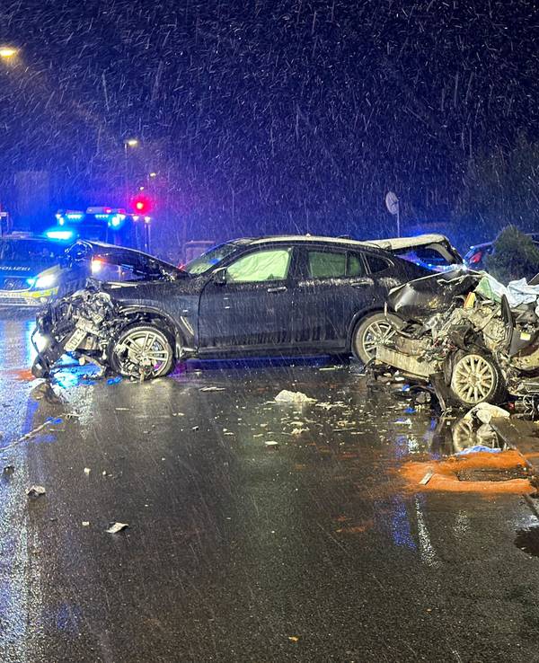 Der Unfallort in Dülmen: Bei einem Unfall im Kreis Coesfeld in Nordrhein-Westfalen sind sieben Menschen verletzt worden.