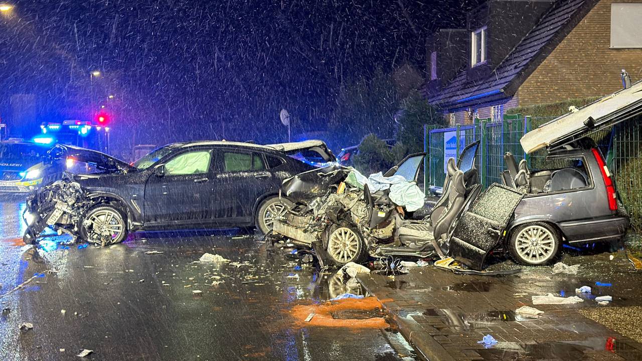 Der Unfallort in Dülmen: Bei einem Unfall im Kreis Coesfeld in Nordrhein-Westfalen sind sieben Menschen verletzt worden.