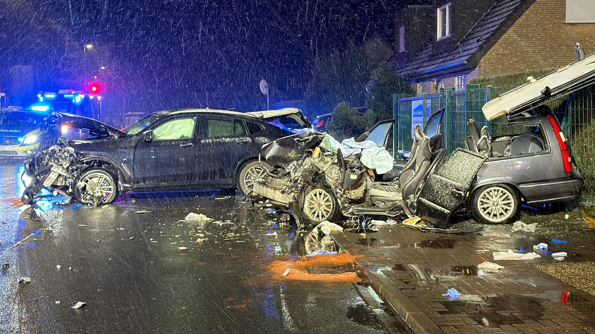 Der Unfallort in Dülmen: Bei einem Unfall im Kreis Coesfeld in Nordrhein-Westfalen sind sieben Menschen verletzt worden.