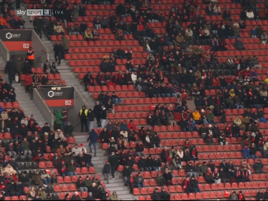 Jeff Chabot umarmt Nathan Tella von Bayer Leverkusen.