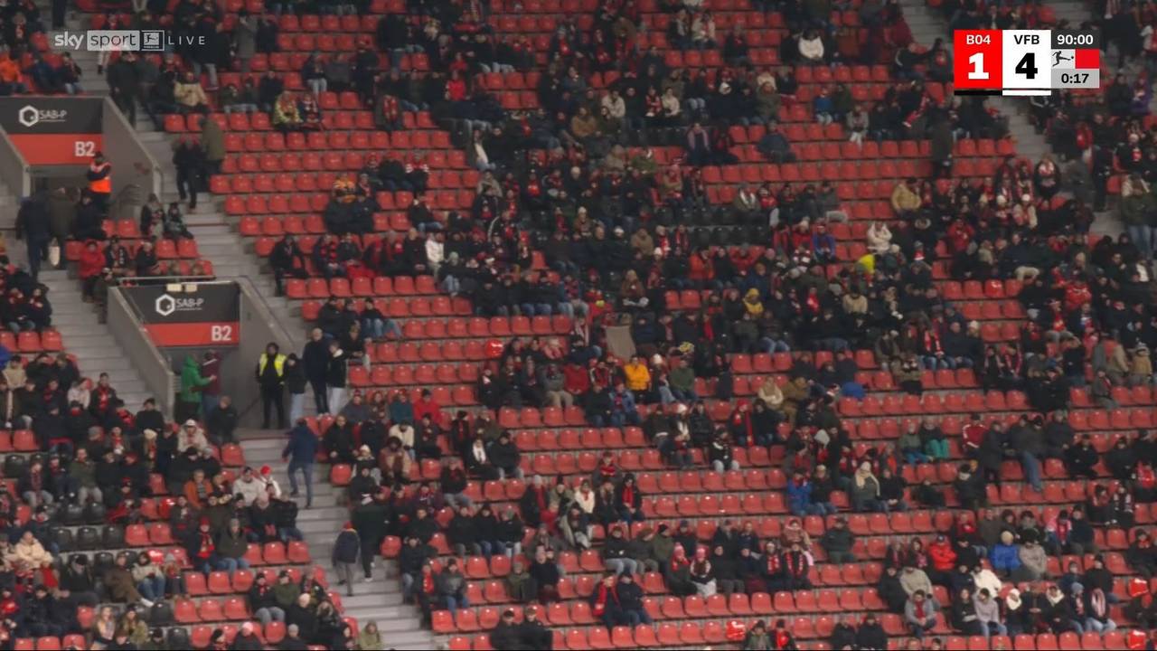 Jeff Chabot umarmt Nathan Tella von Bayer Leverkusen.