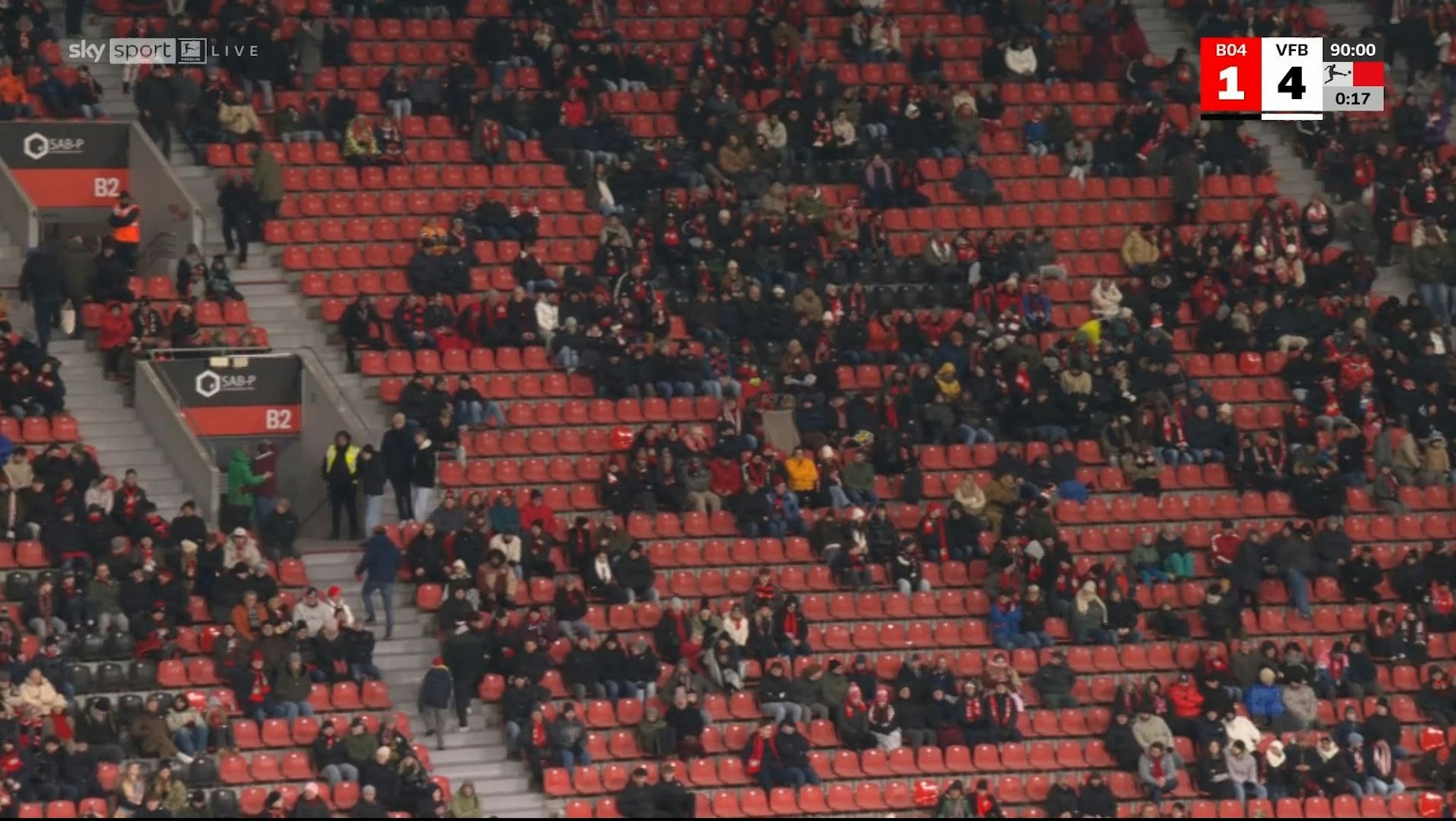 Halbleere Tribüne beim Spiel von Bayer Leverkusen gegen den VfB Stuttgart.