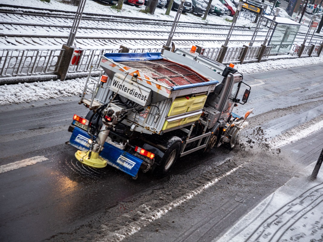 Ein Streufahrzeug ist in Köln unterwegs.