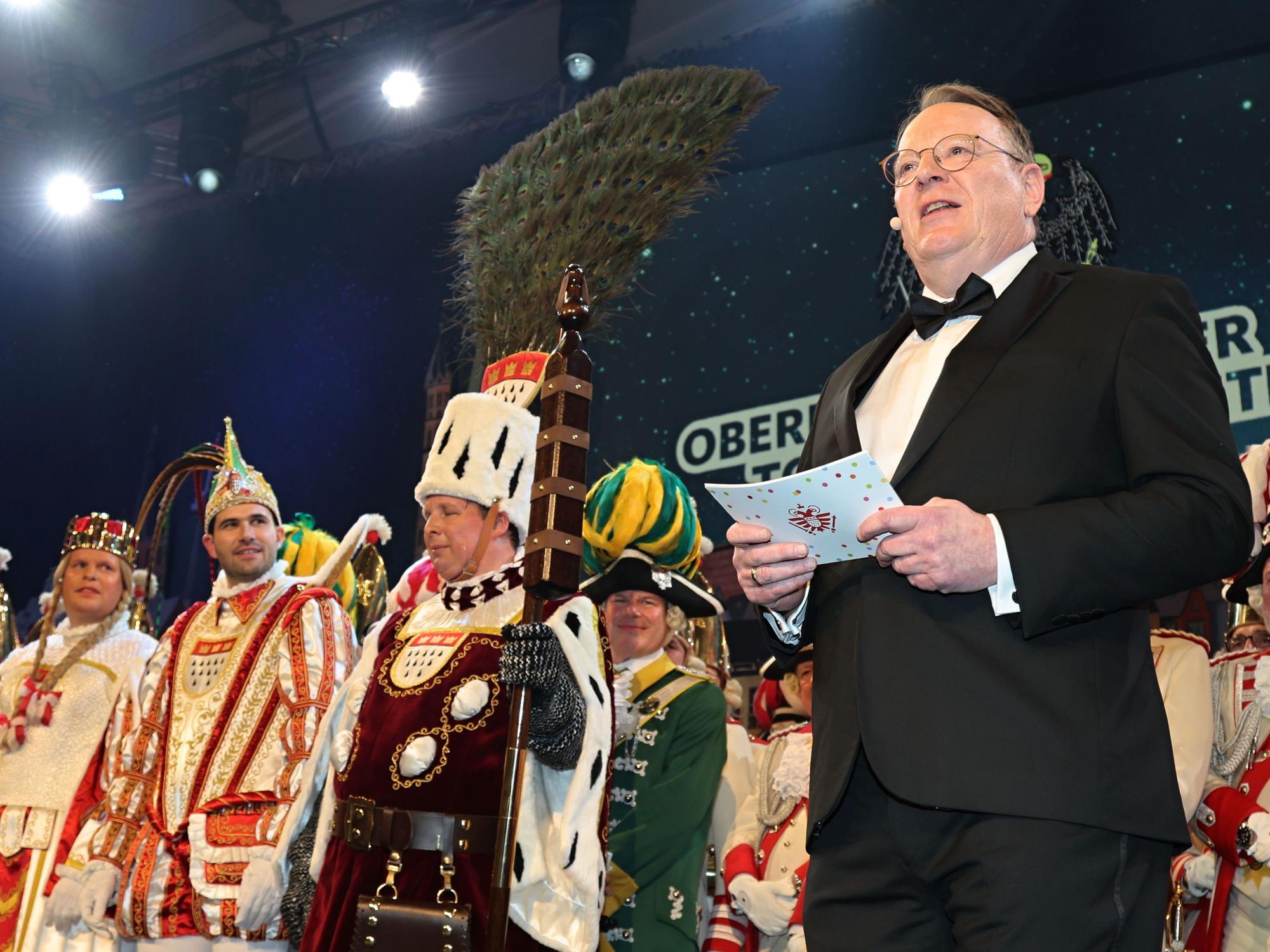 Torsten Burmester proklamiert das Kölner Dreigestirn.