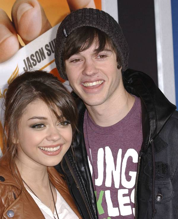 Sarah Hyland und Matt Prokop auf dem roten Teppich.