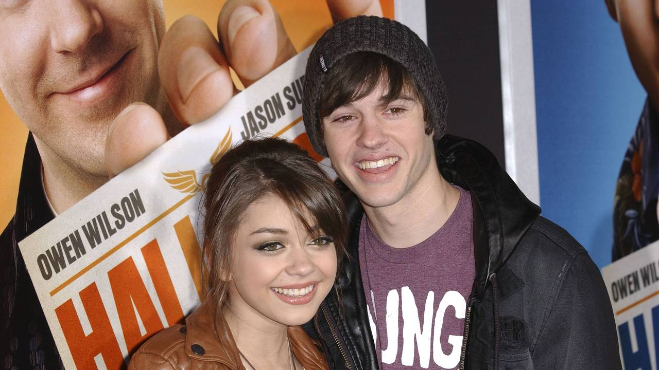 Sarah Hyland und Matt Prokop auf dem roten Teppich.