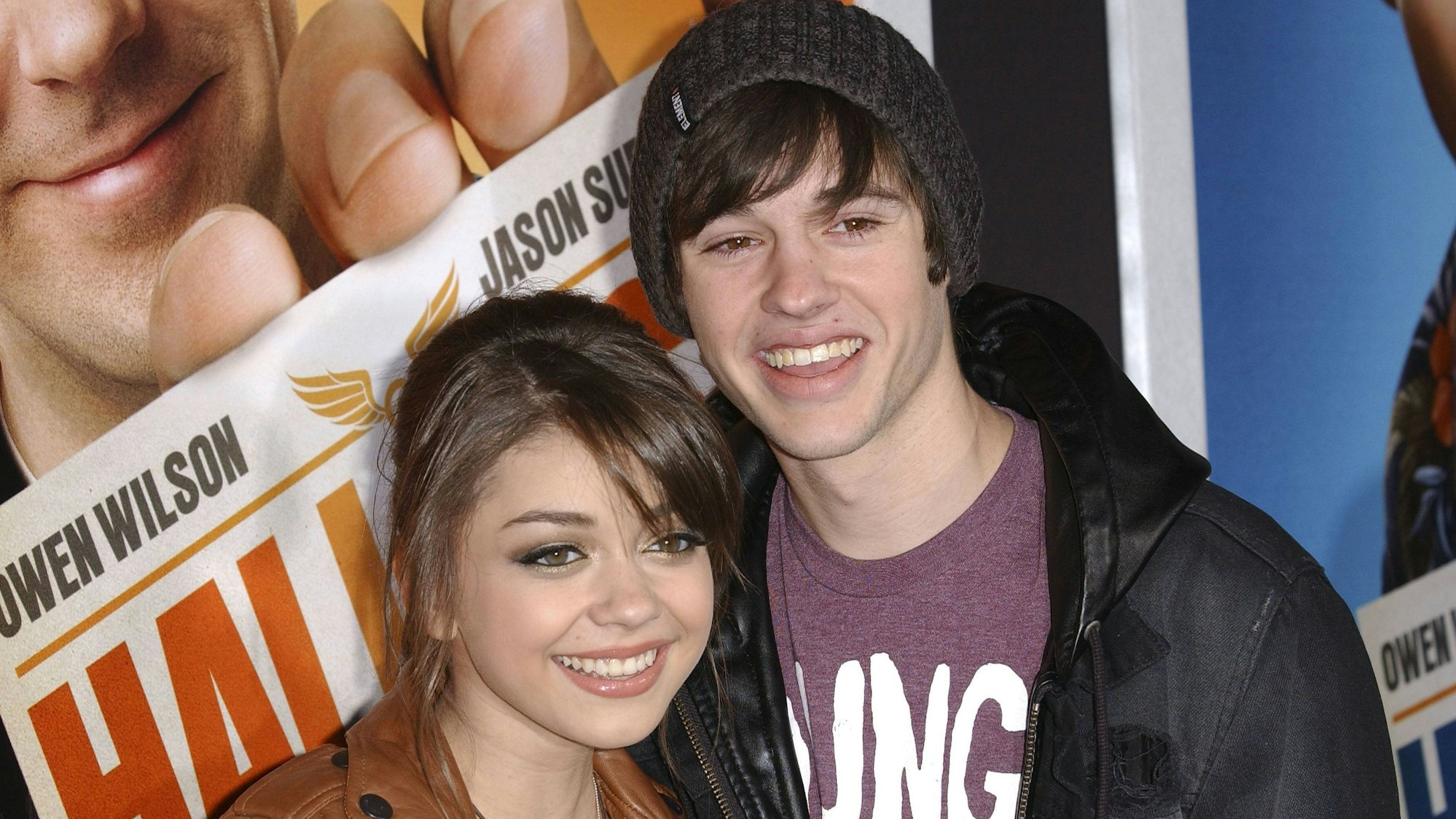 Sarah Hyland und Matt Prokop auf dem roten Teppich.