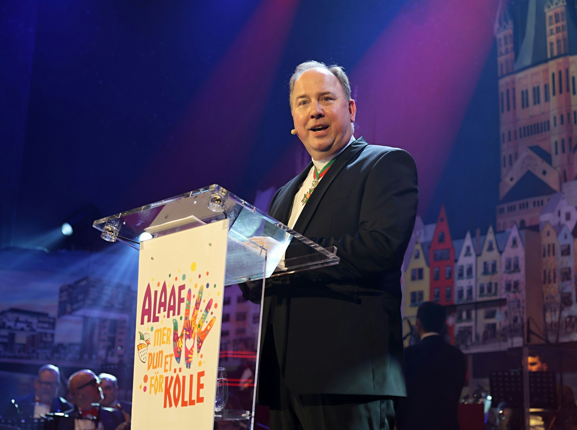 Robert Kleine hält eine Rede auf der Bühne.