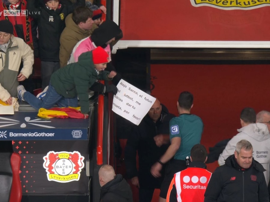 Beim Gang in die Kabine verschenkt Felix Zwayer seine Karten.