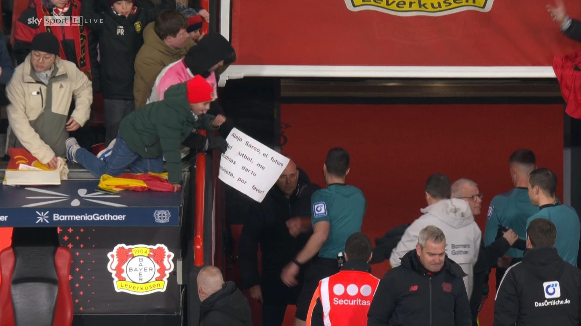 Fans freuen sich über die geschenkten Karten von Schiedsrichter Felix Zwayer.