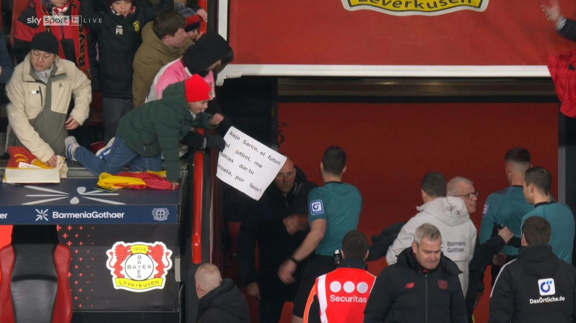 Fans freuen sich über die geschenkten Karten von Schiedsrichter Felix Zwayer.