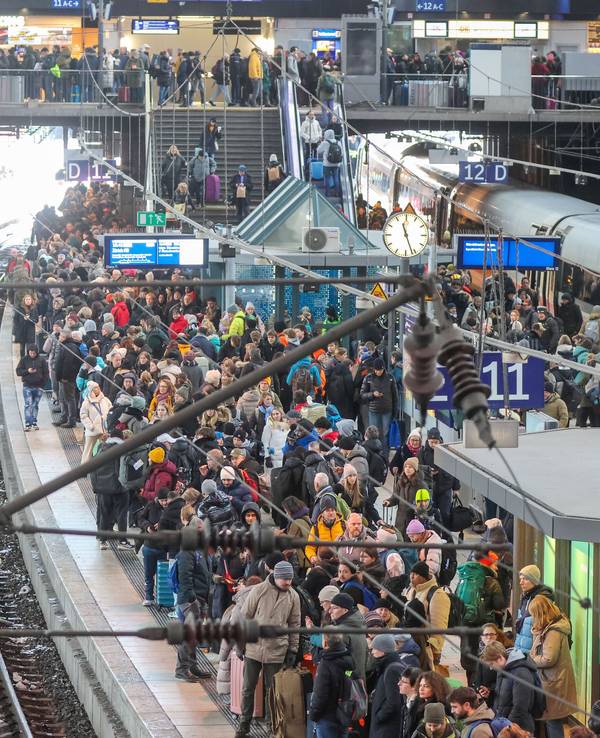 Zahlreiche Menschen sind am Hauptbahnhof Hamburg unterwegs.