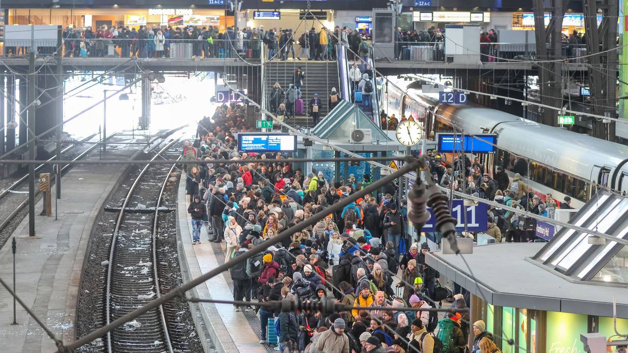 Zahlreiche Menschen sind am Hauptbahnhof Hamburg unterwegs.