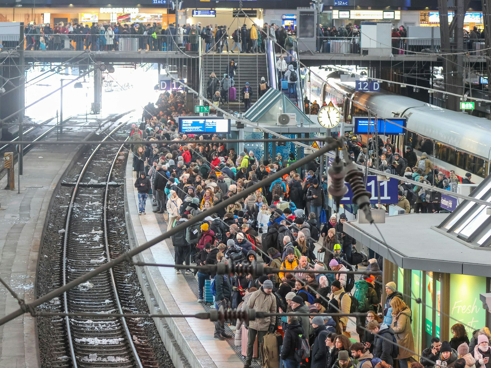 Zahlreiche Menschen sind am Hauptbahnhof Hamburg unterwegs.