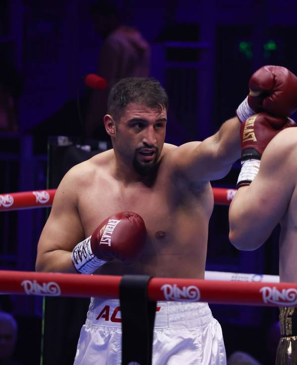 Boxer Agit Kabayel bei einem Kampf.