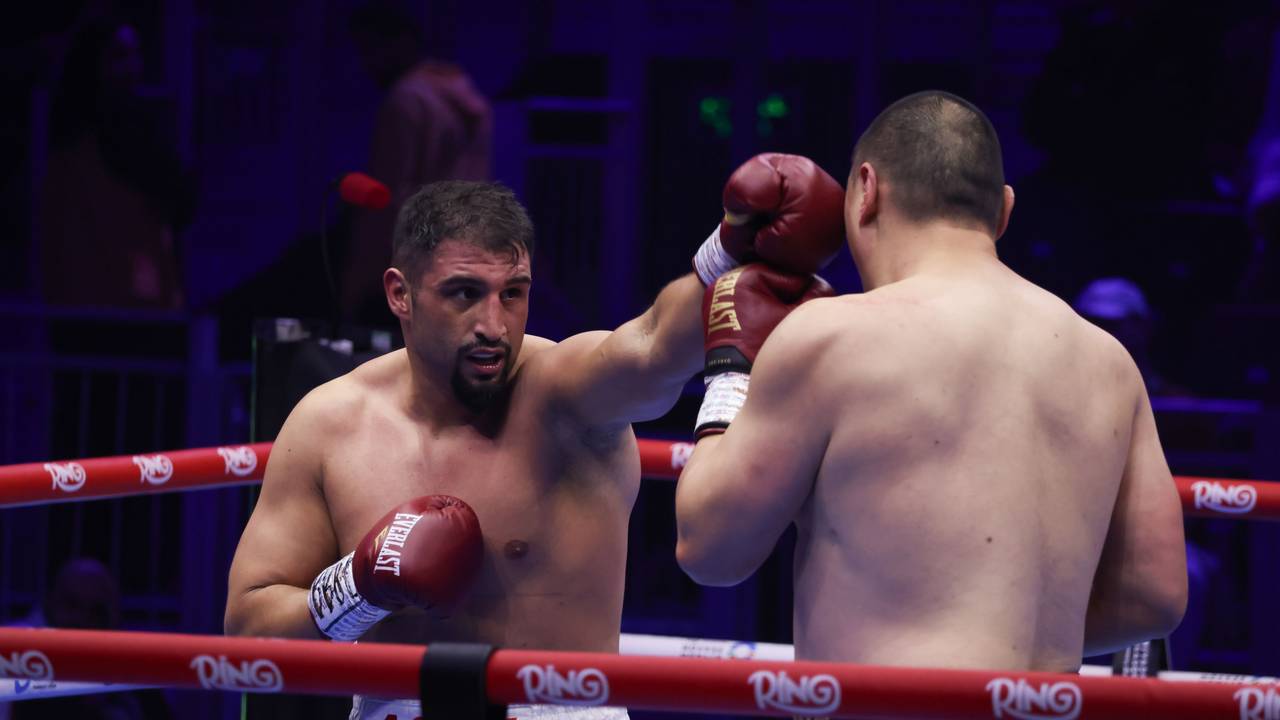 Boxer Agit Kabayel bei einem Kampf.