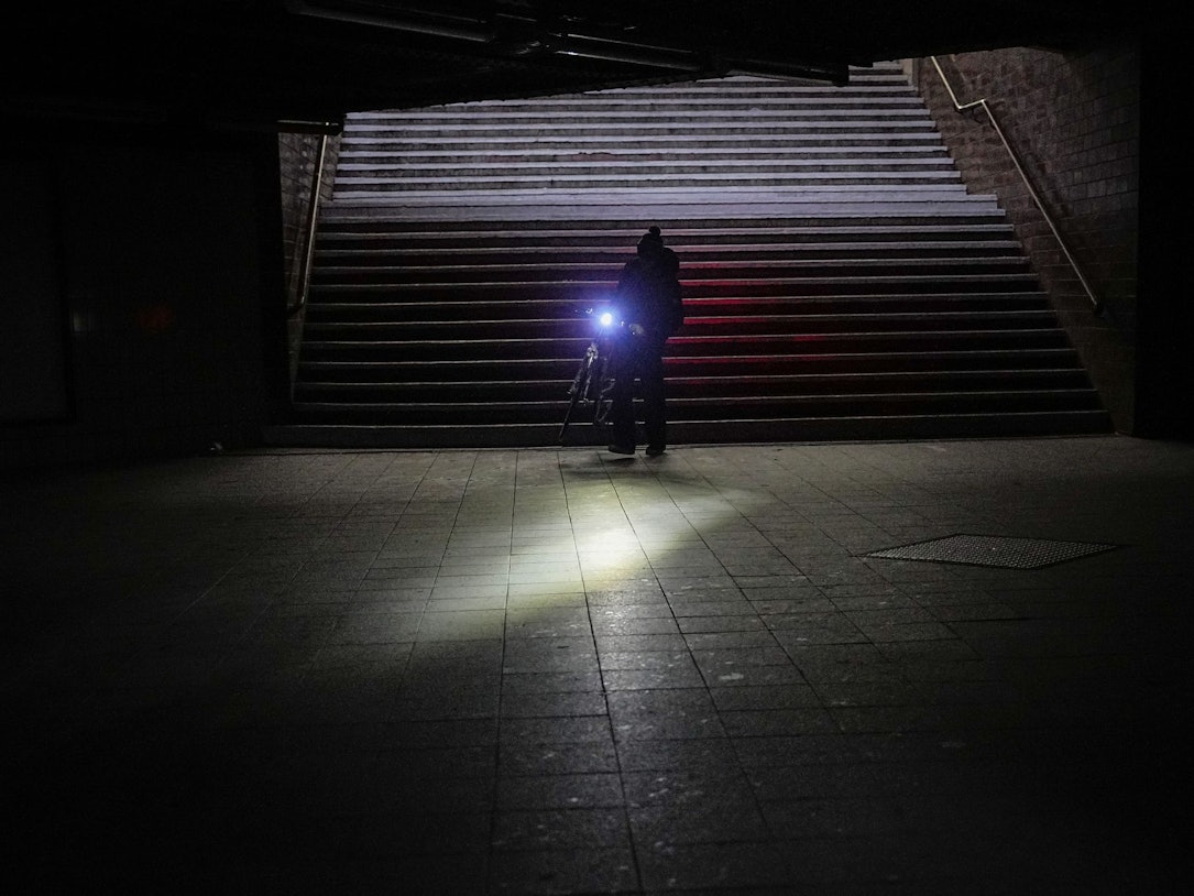 Im Stockdunkeln leuchtet eine Fahrradlampel.