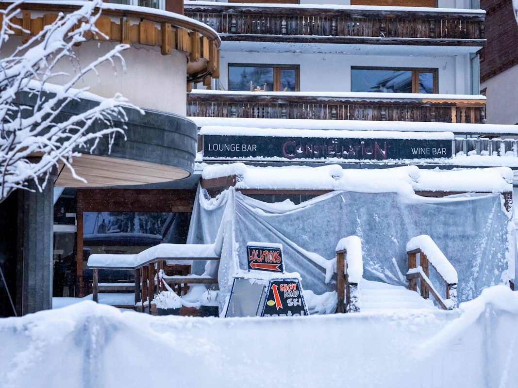 Blick auf die Bar „Le Constellation“ in Crans-Montana: 40 Menschen starben hier in dem Inferno.